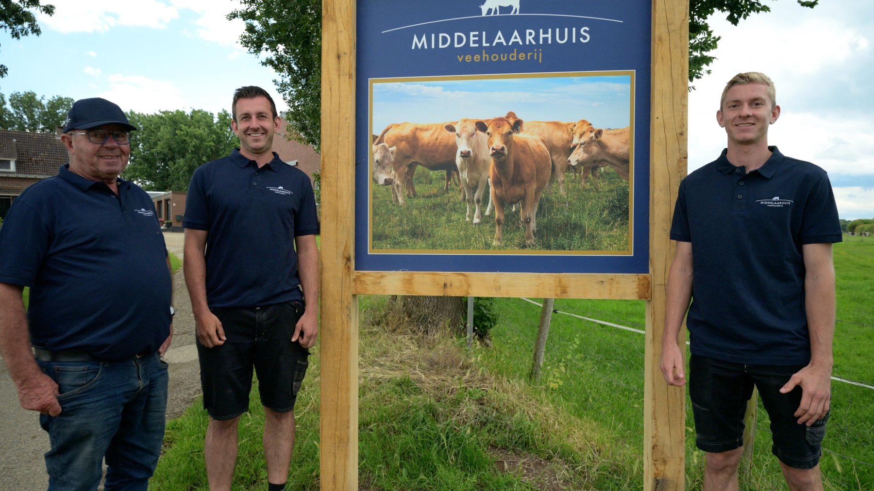 Het team van Middelaarhuis bij het bedrijfsbord